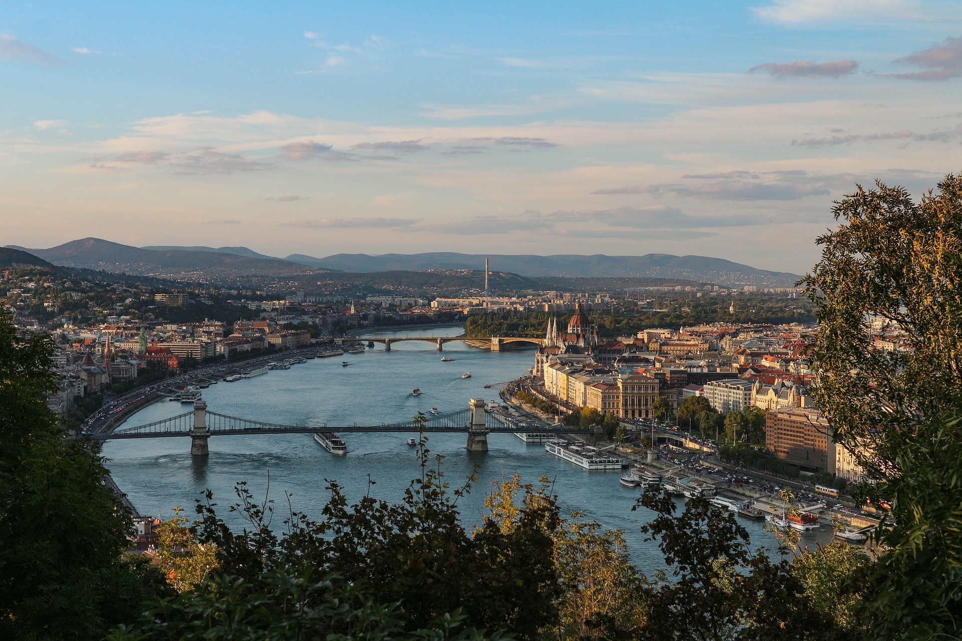 Vue panoramique de Budapest et du Danube au crépuscule, marquant la destination finale terrestre de notre RoadTrip de Pluton à Budapest