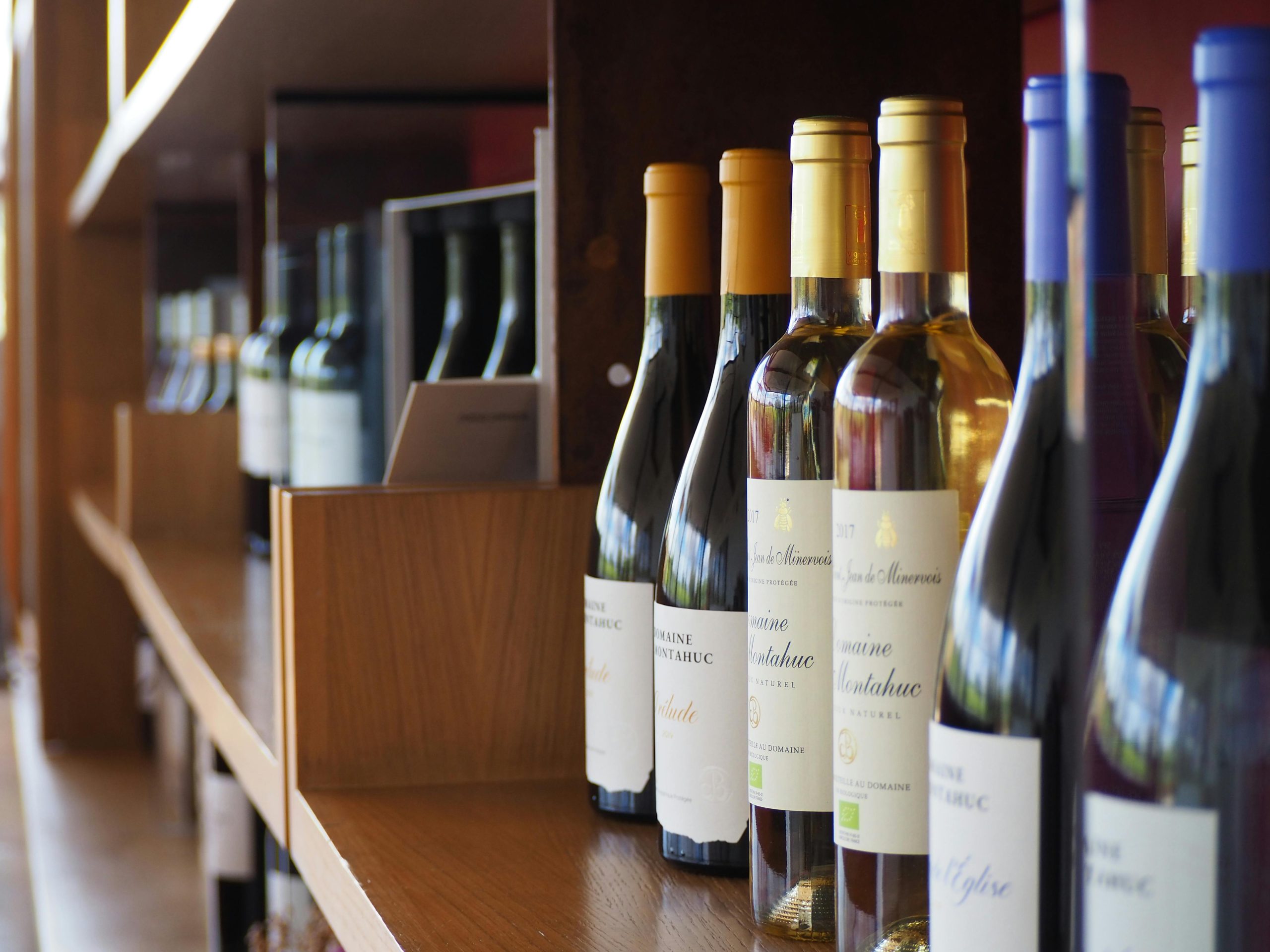 Photo de bouteilles de vin sur une étagère